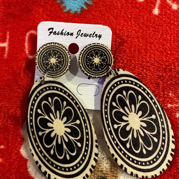 Earrings - Picture 5 of 5